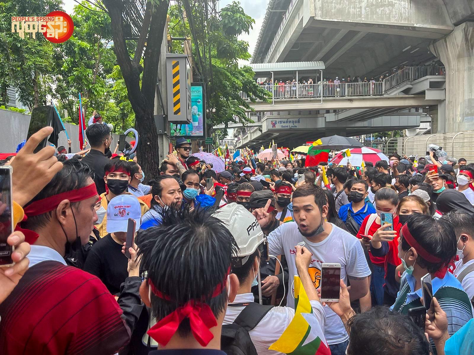 မတရားအသတ်ခံရမှုနှင့် စစ်ကောင်စီကိုဆန်ကျင်ကြောင်း ဘန်ကောက်သံရုံးရှေ့တွင်ထိုင်းရောက်မြန်မာများဆန္ဒပြ