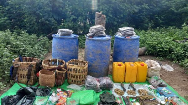 (စစ်​ကောင်စီတပ်​ရေယာဥ်အုပ်စု​ပေါ်မှ သိမ်းဆည်းရရှိ​သောခဲယမ်းမီး​ကျောက်နှင့်စစ်တပ်သုံးပစ္စည်းများ။ဓါတ်ပုံ-KPDF)