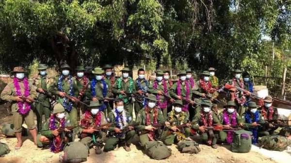 (လီဆူ ပြည်သူ့စစ်များအား တွေ့ရစဥ်)