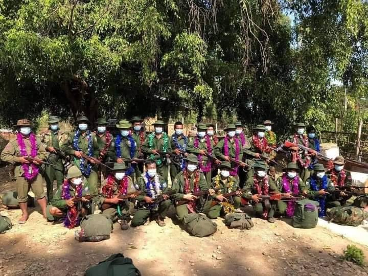 (လီဆူ ပြည်သူ့စစ်များအား တွေ့ရစဥ်)