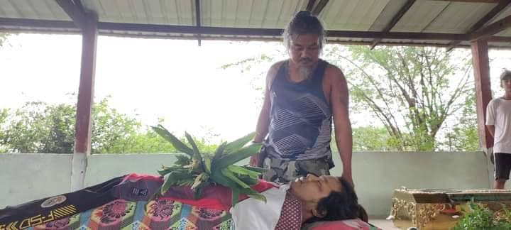 (ကျဆုံးသွားသော ရဲဘော်အောင်ကိုဇင်အား အလေးပြုနေစဥ်။ ဓါတ်ပုံ-Zero ပြောက်ကျားတပ်ဖွဲ့)
