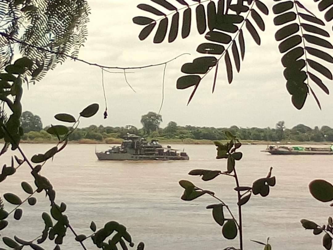 (ချင်းတွင်းမြစ်အတွင်း ဆန်တက်လာနေသည့် အကြမ်းဖက်စစ်ကောင်စီရေယာဥ် အုပ်စုအား တွေ့ရစဥ်၊ ဓာတ်ပုံ - DBTF)