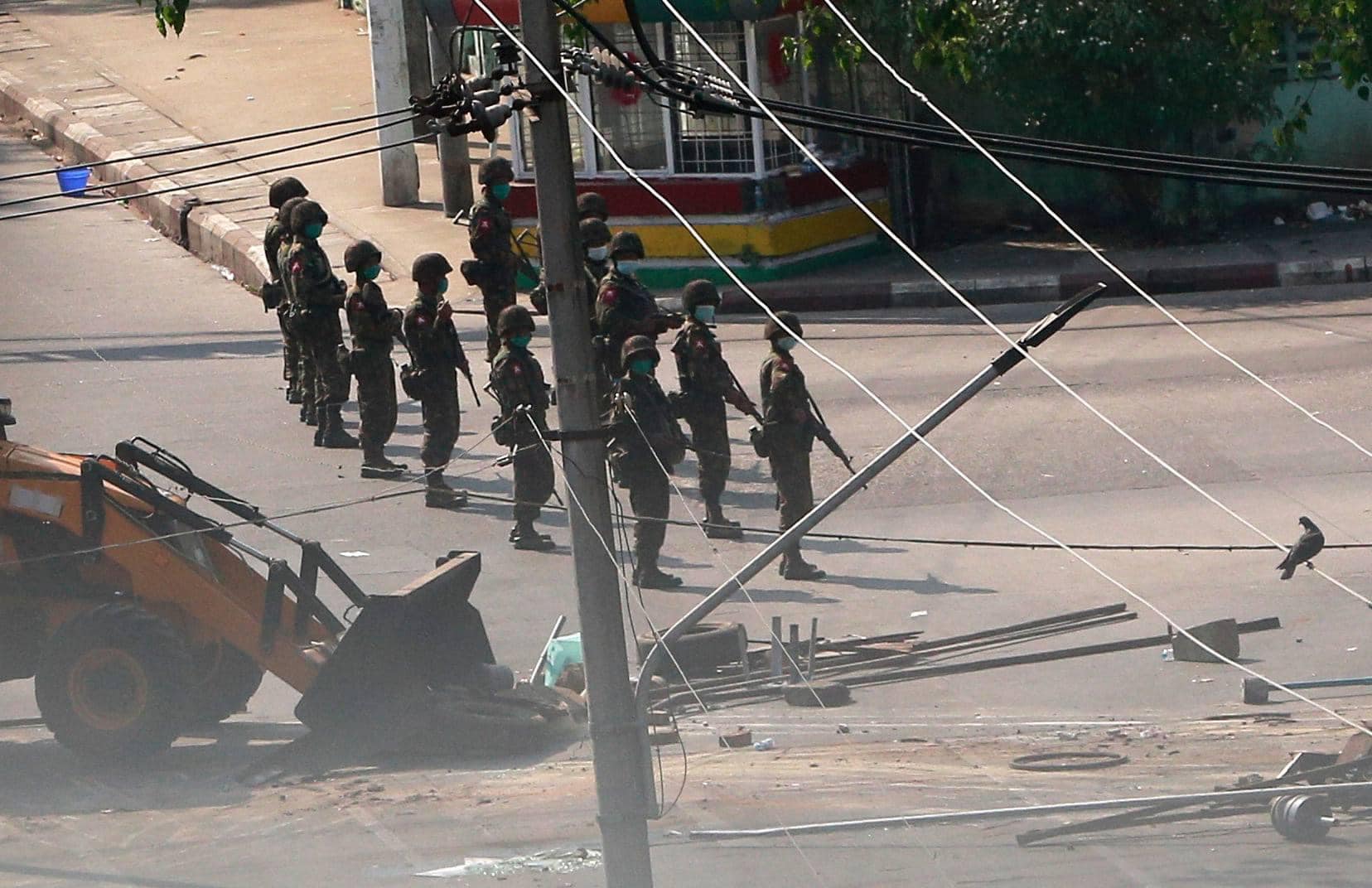 (စစ်တပ်အာဏာသိမ်းမှုအပေါ် ကန့်ကွက်ဆန္ဒပြနေသော ပြည်သူများအား ပစ်ခတ်ဖြိုခွင်းရန် ပြင်ဆင်နေသော စစ်ကောင်စီတပ်သားများအား တွေ့ရစဉ်)