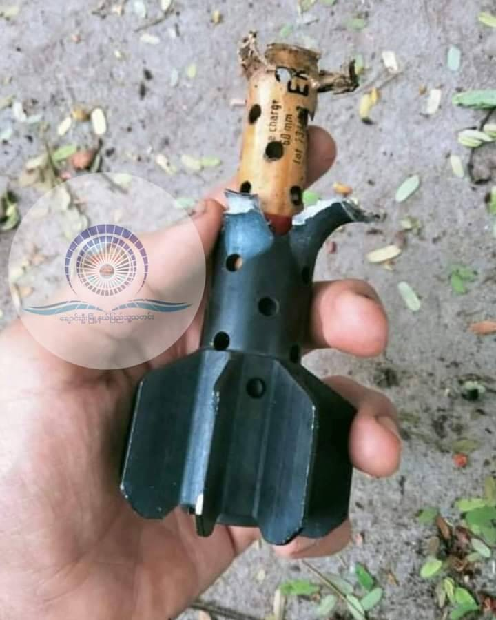 (ဇွန်လ၂၃ ရက်က ချောင်းဦးမြို့ပေါ်ရပ်ကွက်တစ်ခုတွင် လက်နက်ကြီးကျ​ရောက်ပေါက်ကွဲပြီး ကျည်အပိုင်းအစများအား တွေ့ရစဥ်။ဓာတ်ပုံ - ချောင်းဦး မြို့နယ်ပြည်သူ့သတင်း)