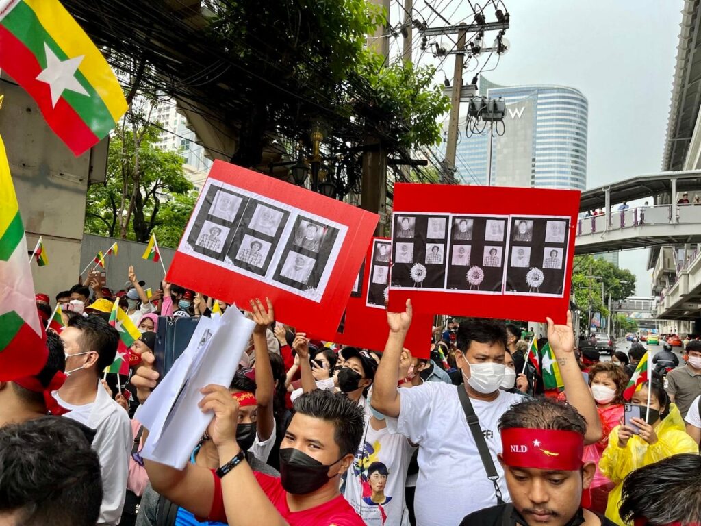 ကိုဂျင်မီ ၊ကိုဇေယျာသော်အပါအဝင် မြန်မာ့ဒီမိုကရေစီအရေးလှုပ်ရှားဆောင်ရွက်သူလေးဦးကိုစစ်ကောင်စီက သတ်ဖြတ်မှုအပေါ် ဆန့်ကျင်ကြောင်းထိုင်းနိုင်ငံဘန်ကောက်ရှိမြန်မာသံရုံးရှေ့တွင်မြန်မာနိုင်ငံသားများကဇူလိုင် ၂၆ တွင်ဆန္ဒပြနေစဥ် ဓါတ်ပုံ-People's Spring