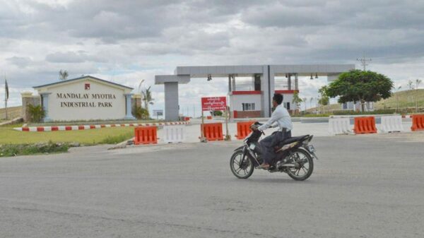 (အကြမ်းဖက်စစ်ကောင်စီယာဥ်တန်းမိုင်းခွဲတိုက်ခိုက်ခံရသည့် မြို့သာစက်မှုဇုန်အနီးအားယခင်ကမြင်တွေ့ရစဥ်။ ဓါတ်ပုံ-CJ)