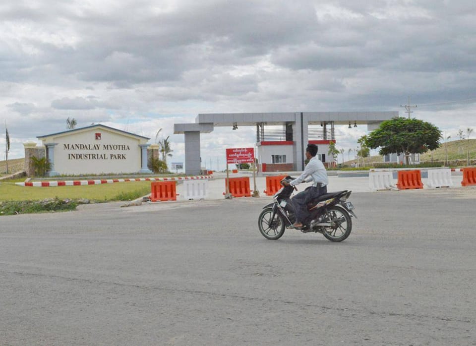 (အကြမ်းဖက်စစ်ကောင်စီယာဥ်တန်းမိုင်းခွဲတိုက်ခိုက်ခံရသည့် မြို့သာစက်မှုဇုန်အနီးအားယခင်ကမြင်တွေ့ရစဥ်။ ဓါတ်ပုံ-CJ)