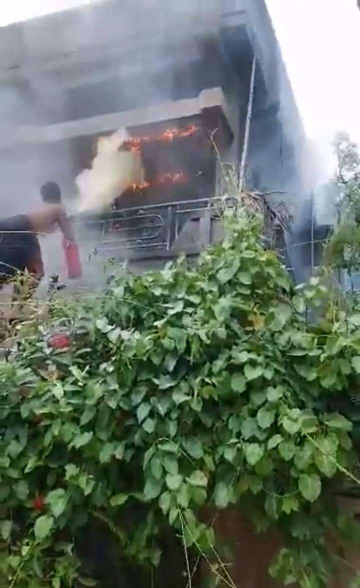 ဒီပဲယင်းကွဲကျေးရွာရှိ အကြမ်းဖက်စစ်တပ်က မီးရှို့ဖျက်ဆီးသွားသောနေအိမ်အချို့အား တွေ့ရစဉ်၊ဓာတ်ပုံ-စစ်ကိုင်းမြို့နယ် သတင်းမှန်ပြန်ကြားရေး
