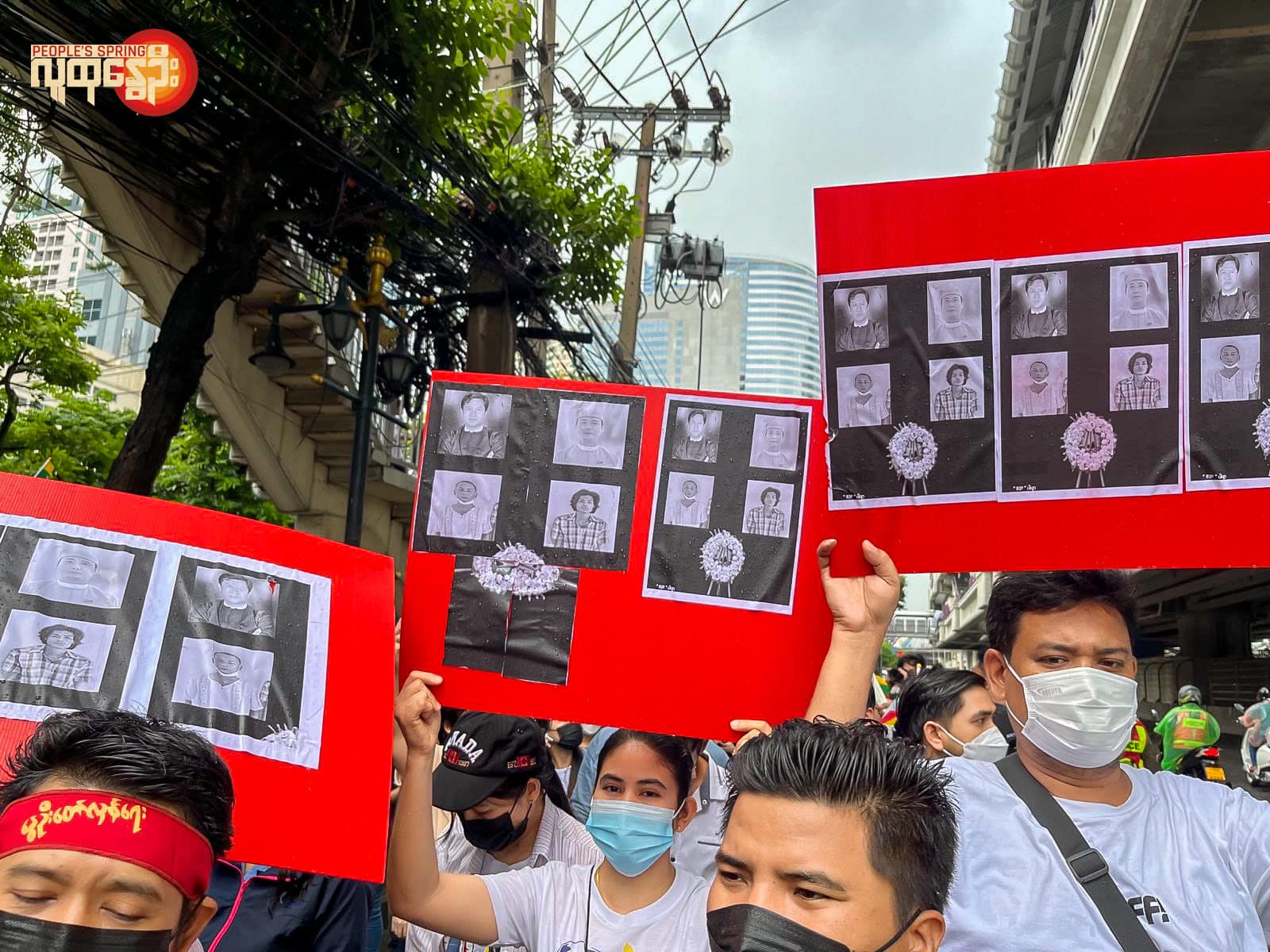 ဘန်ကောက်မြို့ မြန်မာသံရုံးရှေ့တွင် မြန်မာများရာနှင့်ချီစုဝေး ဆန္ဒပြ
