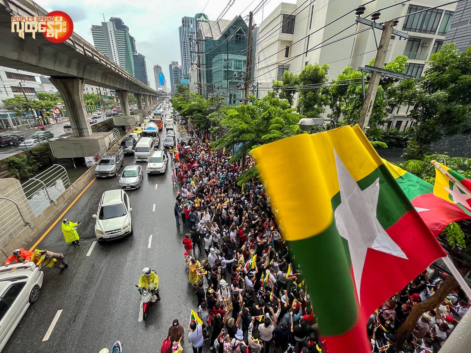 ဘန်ကောက်မြို့ မြန်မာသံရုံးရှေ့တွင် မြန်မာများရာနှင့်ချီစုဝေး ဆန္ဒပြ