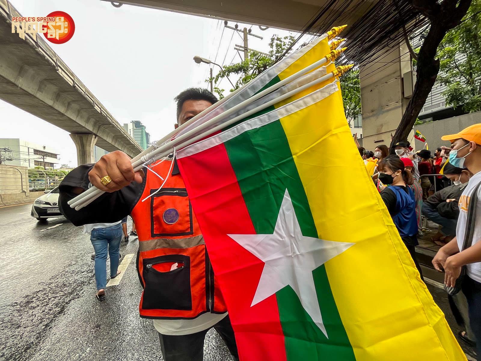 ဘန်ကောက်မြို့ မြန်မာသံရုံးရှေ့တွင် မြန်မာများရာနှင့်ချီစုဝေး ဆန္ဒပြ