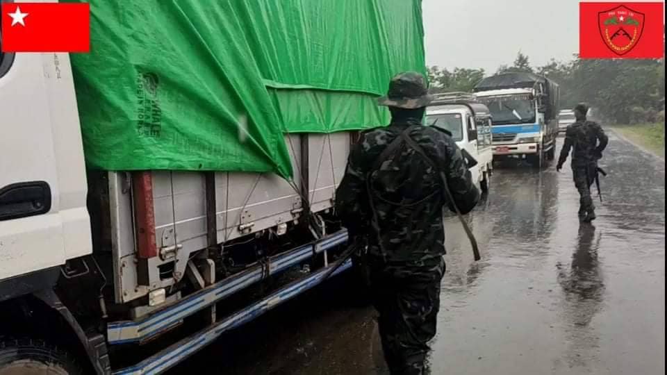 တမူး ပြည်သူ့ကာကွယ်ရေးတပ်မတော် တပ်ရင်း ၃ မှ တပ်ဖွဲ့ ဝင်များ လမ်းလုံခြုံရေးဆောင်ရွက်နေစဥ်