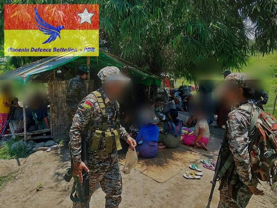ဒေသကာကွယ်ရေးတပ်များက ဂန့်ဂေါမြို့နယ်မြောက်ပိုင်းရှိ စစ်ဘေးရှောင် ပြည်သူများထံသွားပြီး ဆေးဝါးနှင့် ကျန်းမာရေး စောင့်ရှောက်မှုပေး