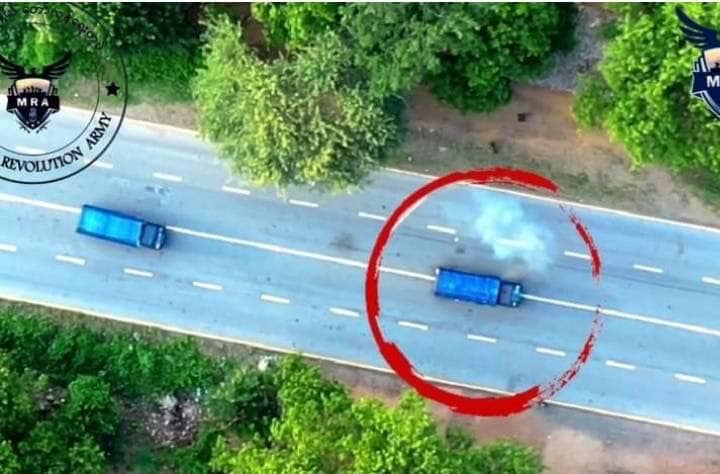 (ယခင်ရက်ပိုင်းအတွင်းက မုံရွာ-မန္တလေးလမ်းပေါ်တွင် အကြမ်းဖက်စစ်ကောင်စီယာဥ်များ တိုက်ခိုက်ခံရစဥ်။)