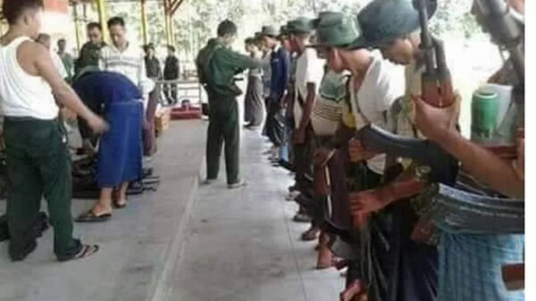 (ဒေသတစ်ခုတွင် အကြမ်းဖက်စစ်တပ်က ပျူစောထီးသင်တန်းပေးနေစဥ်။ ။ဓါတ်ပုံ-CJ)