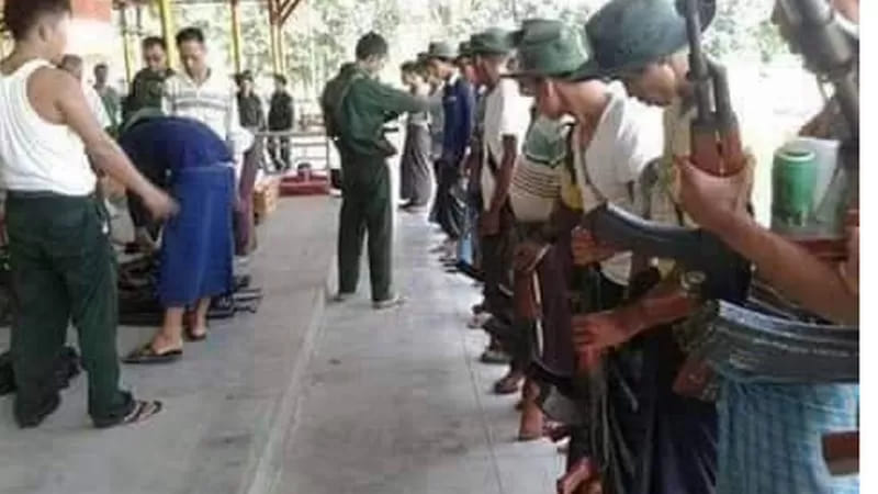 (ဒေသတစ်ခုတွင် အကြမ်းဖက်စစ်တပ်က ပျူစောထီးသင်တန်းပေးနေစဥ်။ ။ဓါတ်ပုံ-CJ)
