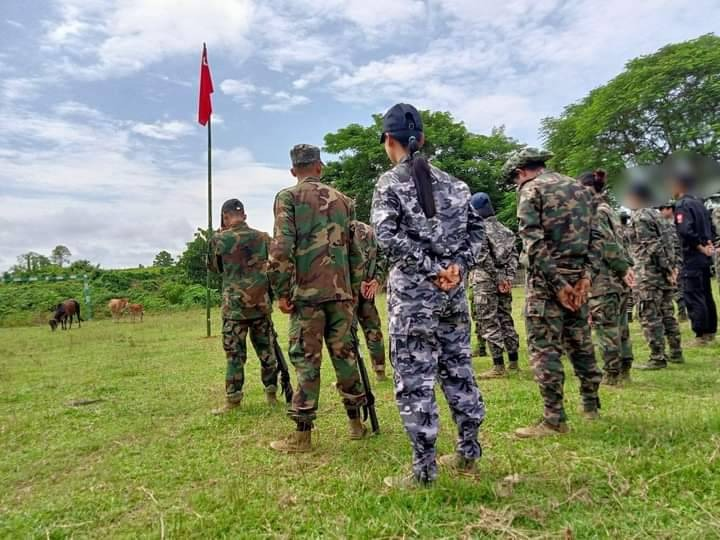 (အင်းတော် PDF မှ ရဲဘော်များအား တွေ့ရစဥ်)