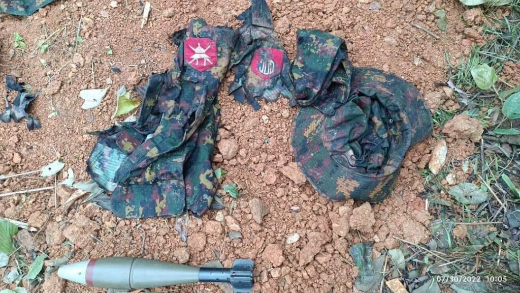 (သေဆုံးခဲ့သောစစ်ကောင်စီတပ်၏ဝတ်စုံများကိုခြေဖြင့်နင်းနေသော မန္တလေးPDFတပ်ဖွဲ့ဝင်အချို့ ။ ဓါတ်ပုံ-MPDF)