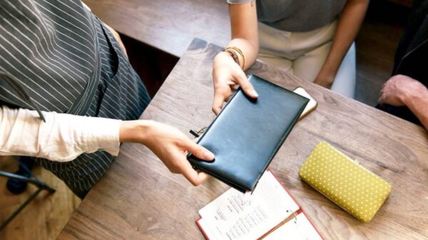 စားသောက်ဆိုင်နဲ့ ဟိုတယ်တွေမှာ Service Charge မကောက်ဖို့ အိန္ဒိယ အစိုးရ တားမြစ်