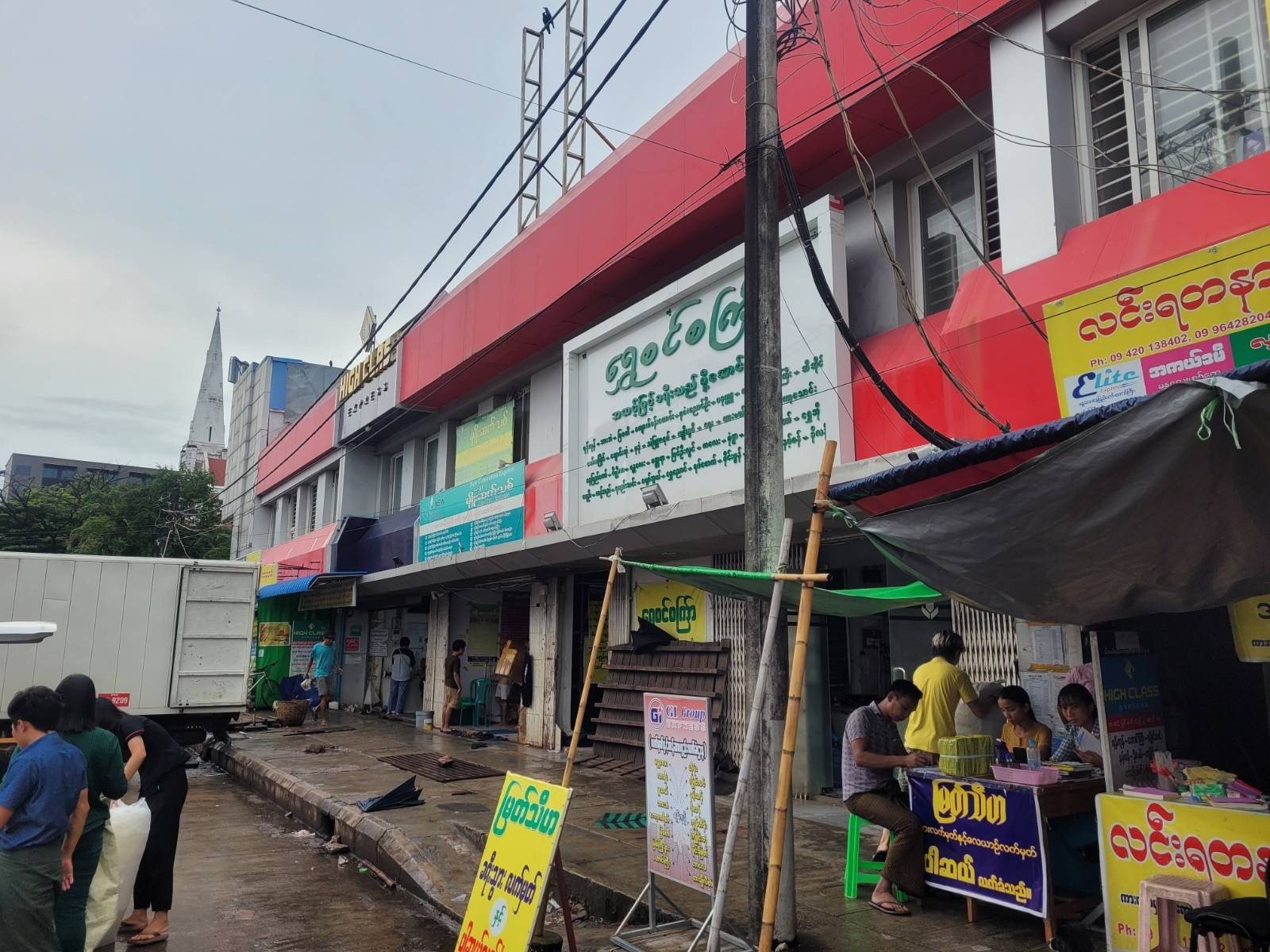 အောင်ဆန်းကွင်းက ပစ္စည်းပို့ဆောင်ရေးဂိတ်တွေကို စစ်ကောင်စီ ပိတ်သိမ်း