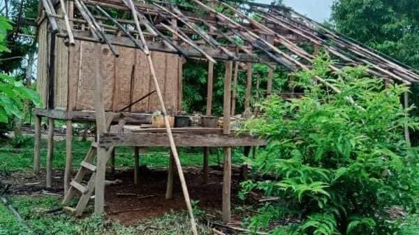 (ရေဖြူနယ် ဧကနိနှင့် ခမောင်ချောင်းရွာများတွင် စစ်ကောင်စီတပ်ဖျက်ဆီးခဲ့သော နေအိမ်များ၊ဓာတ်ပုံ - CJ)