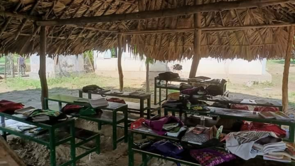 အကြမ်းဖက်စစ်တပ်က ရဟတ်ယာဥ်ဖြင့် ပစ်ခတ်ခဲ့၍ စာသင်ကျောင်း အဆောက်အအုံ၌ တွေ့ရသည့် ကျည်ရာများနှင့် ပြိုကျပျက်စီးနေသည်ကို တွေ့ရစဥ်။ ဓာတ်ပုံ-ကိုနွေဦး-မြောင်