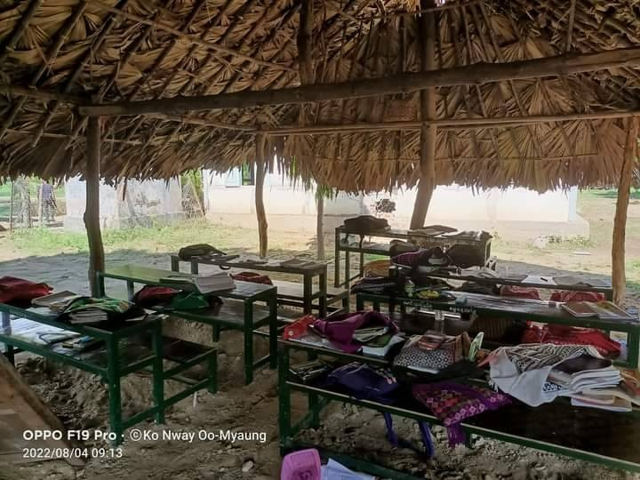 အကြမ်းဖက်စစ်တပ်က ရဟတ်ယာဥ်ဖြင့် ပစ်ခတ်ခဲ့၍ စာသင်ကျောင်း အဆောက်အအုံ၌ တွေ့ရသည့် ကျည်ရာများနှင့် ပြိုကျပျက်စီးနေသည်ကို တွေ့ရစဥ်။ ဓာတ်ပုံ-ကိုနွေဦး-မြောင်
