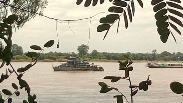 စစ်အုပ်စု​၏ သင်္ဘောအား တွေ့ရစဉ်