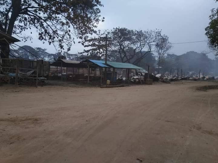 တင်းတိမ်ရံကျေးရွာနှင့်စျေးအား မီးရှို့ဖျက်ဆီးခံရပြီးနောက် တွေ့ရစဥ်။ ဓာတ်ပုံ - နယ်ခံအဖွဲ့များ