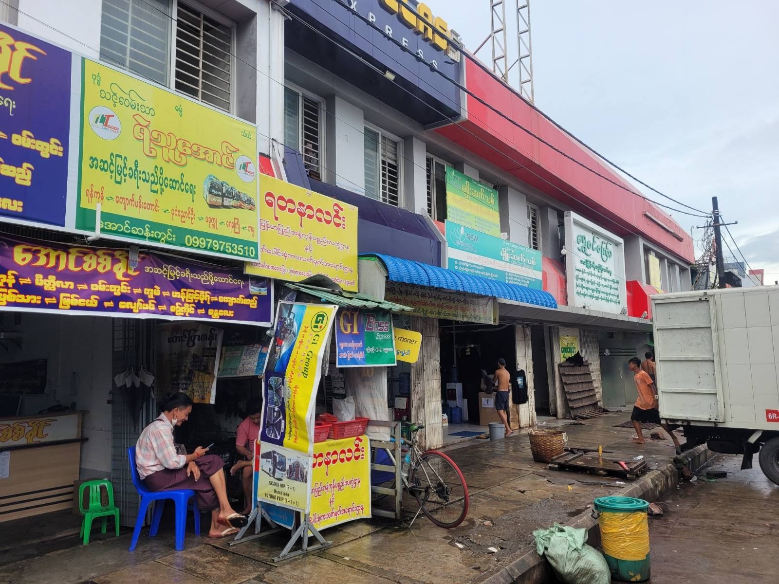 အောင်ဆန်းကွင်းက ပစ္စည်းပို့ဆောင်ရေးဂိတ်တွေကို စစ်ကောင်စီ ပိတ်သိမ်း