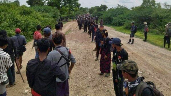 ဝက်လက်မြို့နယ် ပြည်သူ့ကာကွယ်ရေးတပ်ဖွဲ့ဝင်များအား တွေ့ရစဥ်။ ဓာတ်ပုံ - ဒေသခံ