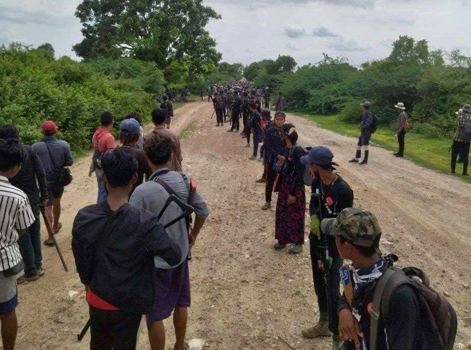 ဝက်လက်မြို့နယ် ပြည်သူ့ကာကွယ်ရေးတပ်ဖွဲ့ဝင်များအား တွေ့ရစဥ်။ ဓာတ်ပုံ - ဒေသခံ