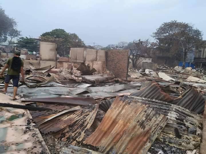တင်းတိမ်ရံကျေးရွာနှင့်စျေးအား မီးရှို့ဖျက်ဆီးခံရပြီးနောက် တွေ့ရစဥ်။ ဓာတ်ပုံ - နယ်ခံအဖွဲ့များ
