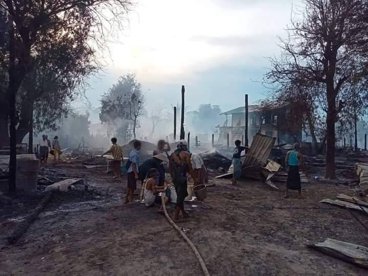 (အကြမ်းဖက်စစ်တပ်မီးရှို့ဖျက်ဆီးသွားသည့် မူးမြစ်နံဘေး တလိုင်းကျွန်းရွာအား မြင်တွေ့ရစဥ်။ ဓာတ်ပုံ-Saw Yan Pai)