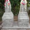 (ကျဆုံးရဲဘော်နှစ်ဦး၏ အုတ်ဂူအား တွေ့ရစဉ်၊ ဓာတ်ပုံ-KURDAF)