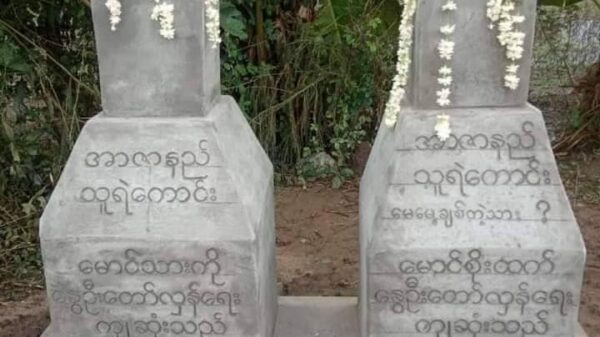 (ကျဆုံးရဲဘော်နှစ်ဦး၏ အုတ်ဂူအား တွေ့ရစဉ်၊ ဓာတ်ပုံ-KURDAF)