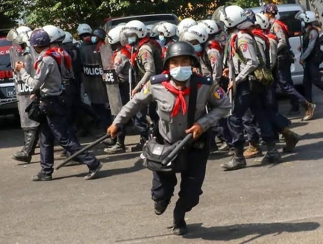 (ဆန္ဒပြ​နေသူများကို အကြမ်းဖက်ဖြိုခွဲ​နေ​သောရဲတပ်ဖွဲ့ဝင်များ ။ဓါတ်ပုံ-Myanmar Time /RSF)