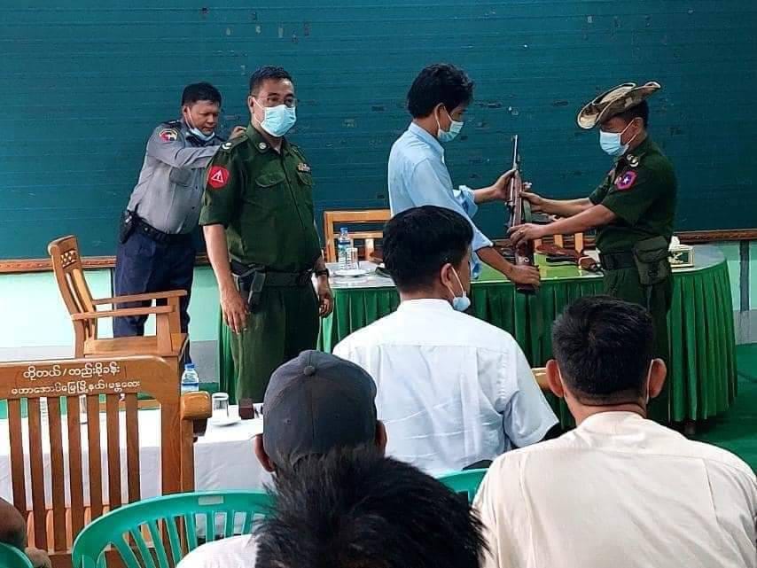 (မန္တလေးတွင်ပျူစောထီးများကို စစ်ကောင်စီကလက်နက်ပေးအပ်နေသည့် မှတ်တမ်း)