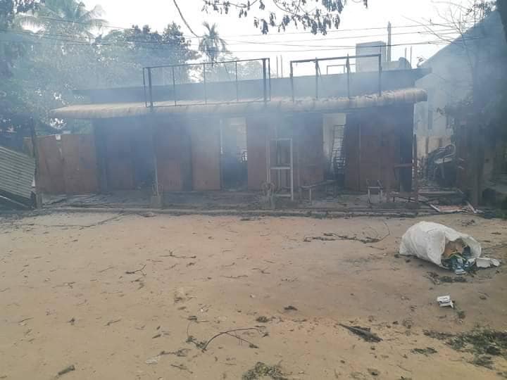 အကြမ်းဖက်စစ်ကောင်စီတပ် မီးရှို့ဖျက်ဆီးခဲ့သော တင်းတိမ်ရံရွာမြင်ကွင်း၊ ဓာတ်ပုံ-အဖြူရောင် DPY