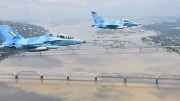 (စစ်တပ်မှ YAK-130တိုက်လယာဥ်နှစ်စီး ။ဓါတ်ပုံ-မြဝတီ)