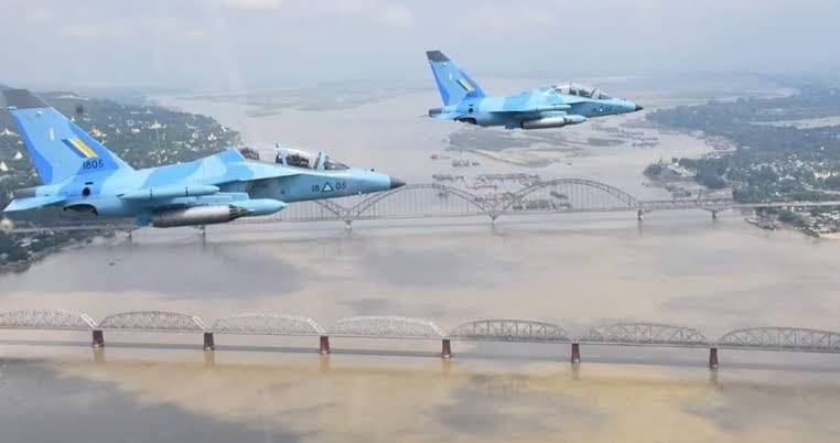 (စစ်တပ်မှ YAK-130တိုက်လယာဥ်နှစ်စီး ။ဓါတ်ပုံ-မြဝတီ)