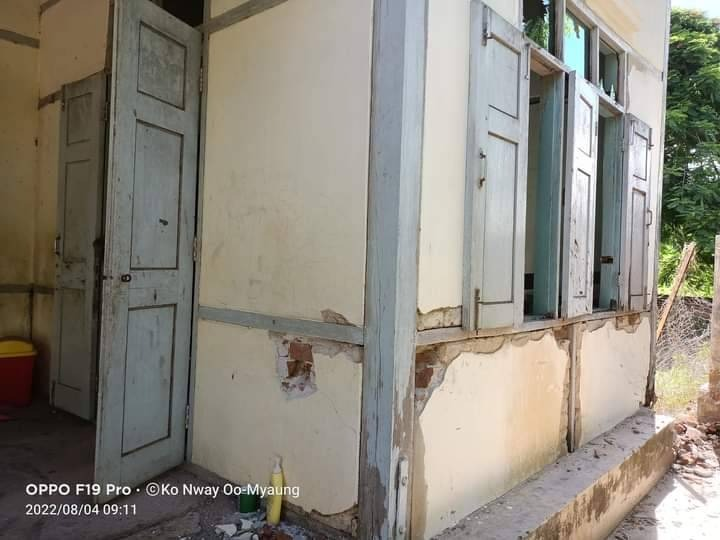 အကြမ်းဖက်စစ်တပ်က ရဟတ်ယာဥ်ဖြင့် ပစ်ခတ်ခဲ့၍ စာသင်ကျောင်း အဆောက်အအုံ၌ တွေ့ရသည့် ကျည်ရာများနှင့် ပြိုကျပျက်စီးနေသည်ကို တွေ့ရစဥ်။ ဓာတ်ပုံ-ကိုနွေဦး-မြောင်