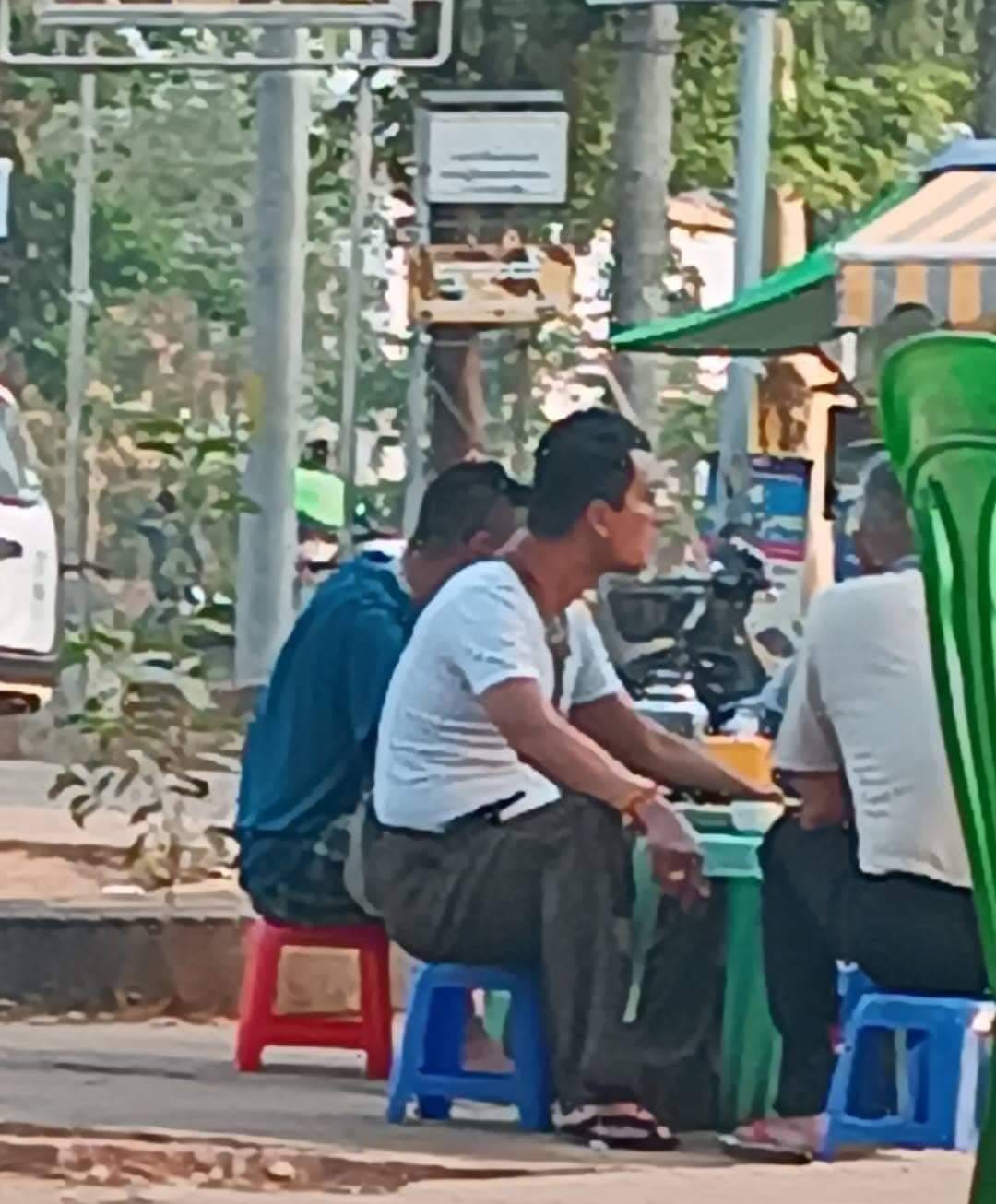 ရွှေနံ့သာရပ်ကွက်စစ်ကောင်စီခန့်အုပ်ချုပ်ရေးမှူးလင်မယား ကိုအမည်မသိအဖွဲ့ကပစ်ခတ်ရှင်းလင်း