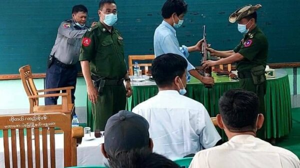 မန္တလေးမှာ စစ်ကောင်စီက ပြည်သူ့စစ်ဖွဲ့ကာ လက်နက်တပ်ဆင်ပေး