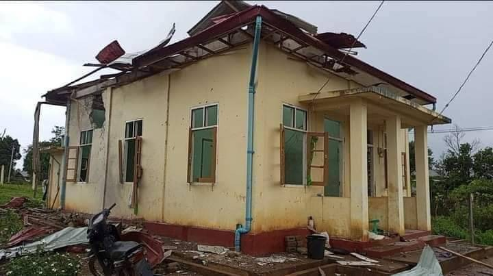 (လေကြောင်းတိုက်ခိုက်ခံရမှုကြောင့် ပျက်စီးသွားသော နေအိမ်များအား တွေ့ရစဥ်၊ ဓာတ်ပုံ - CJ)