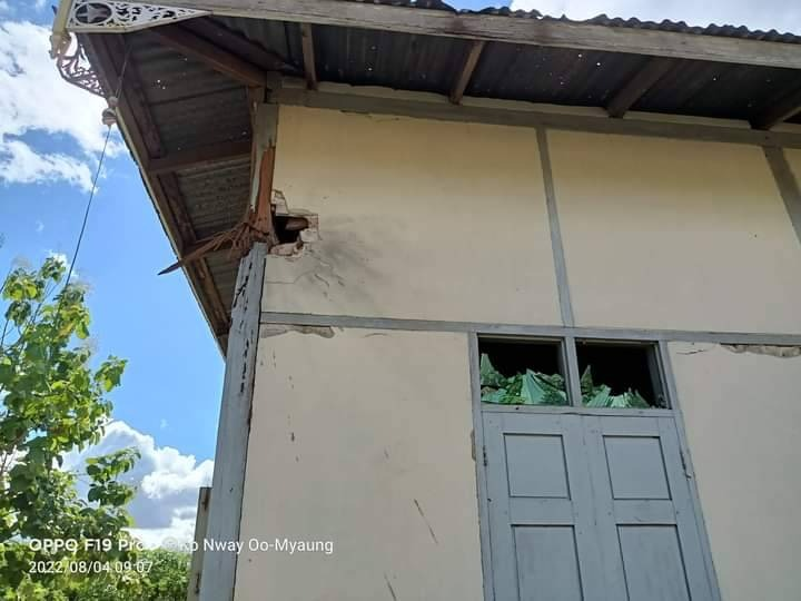 အကြမ်းဖက်စစ်တပ်က ရဟတ်ယာဥ်ဖြင့် ပစ်ခတ်ခဲ့၍ စာသင်ကျောင်း အဆောက်အအုံ၌ တွေ့ရသည့် ကျည်ရာများနှင့် ပြိုကျပျက်စီးနေသည်ကို တွေ့ရစဥ်။ ဓာတ်ပုံ-ကိုနွေဦး-မြောင်