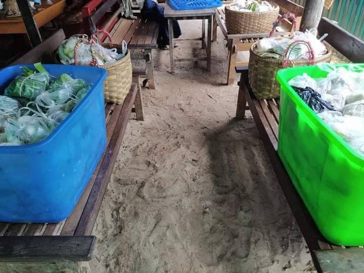 (စစ်​ဘေး​ရှောင်ပြည်သူများကိုခင်ဦးနယ်ဒေသခံကာကွယ်ရေး မဟာမိတ် အင်အားစုက လှူဒါန်းပေးနေစဥ်။။ဓါတ်ပုံ-KURDAF)