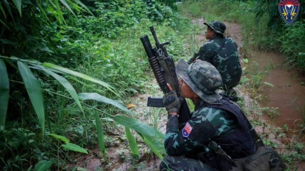 သုံးထပ်ကွေ့အနီး တစ်နေ့လုံးတိုက်ပွဲပြင်းထန်ပြီး စစ်တပ်ဘက်က အထိအခိုက်များစွာနဲ့ ဆုတ်ခွာသွားတယ်လို့ဆို