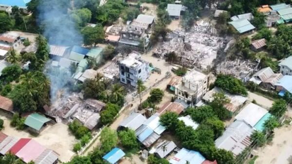 မီးရှို့ဖျက်ဆီးခံရသော မူးကမ်းကြီး၊ ဆူးတပ်ရွာနှင့် ထွက်ပြေးတိမ်းရှောင်နေရသည့် ဒီပဲယင်းနယ်ခံများ၊ ဓာတ်ပုံ- ဒီပဲယင်းမြို့နယ်စစ်ရှောင်ထောက်ပံ့ရေးအဖွဲ့၊ ဒီပဲယင်းမြို့နယ် ညီနောင်များ