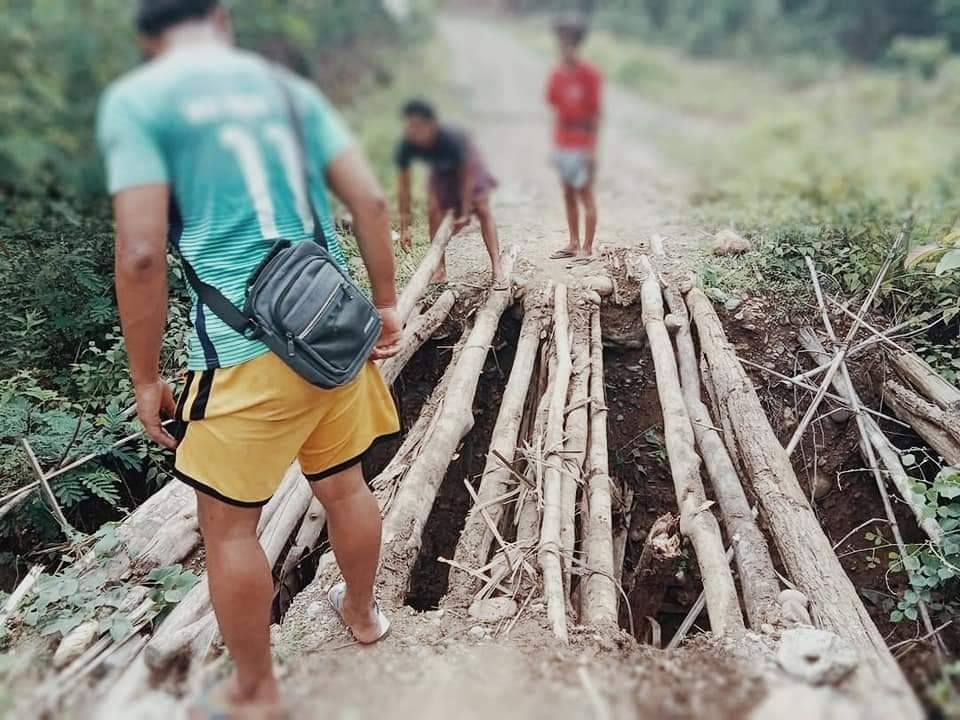 (ကျေးရွာချင်းဆက် တံတားတစ်ခုကို The Youth Force (Saw&Kyaukhtu) တပ်ဖွဲ့ဝင်ရဲဘော်များက ပြုလုပ်ပေးနေစဥ်၊ ဓာတ်ပုံ - The Youth Force (Saw&Kyaukhtu) )